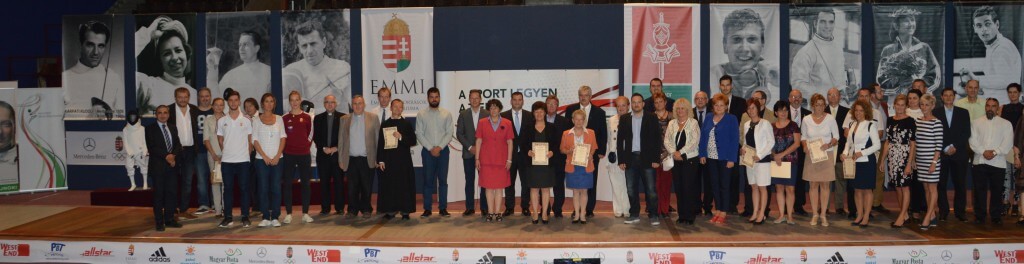 31 egyesület képviselői vehették át a támogatást.