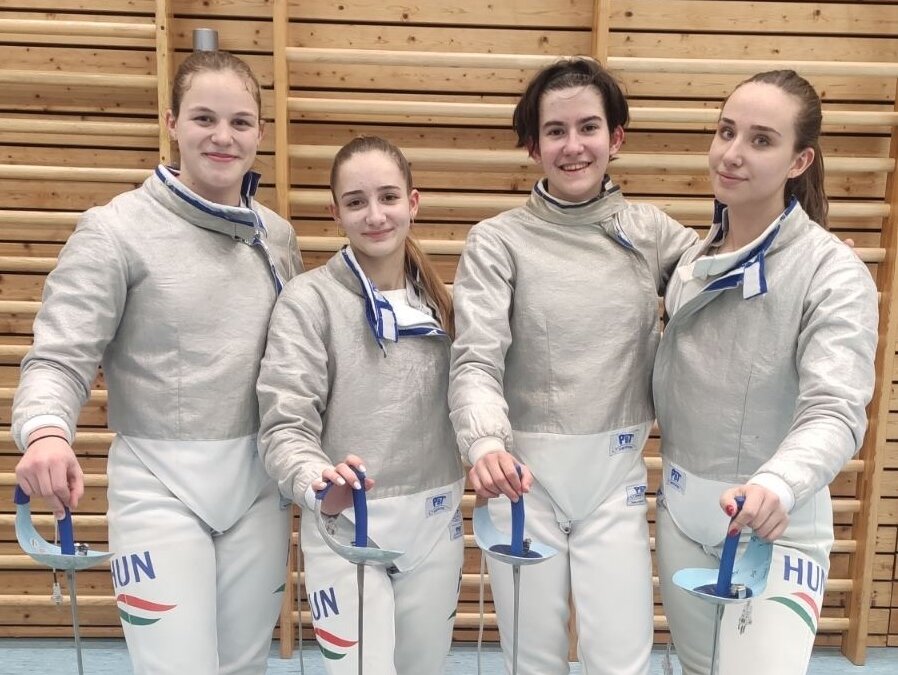 Ötödik a kadet női kardcsapat