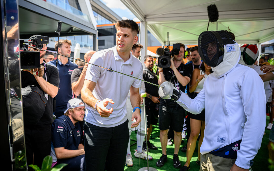 Párbajtőrözők a paddockban