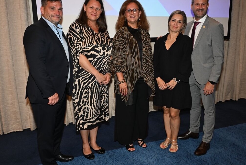 Háttércsapat: halkan, hasznosan